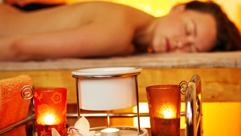 Relax and Unwind: Aromatherapy Massage for Stress Relief and Holistic Wellness